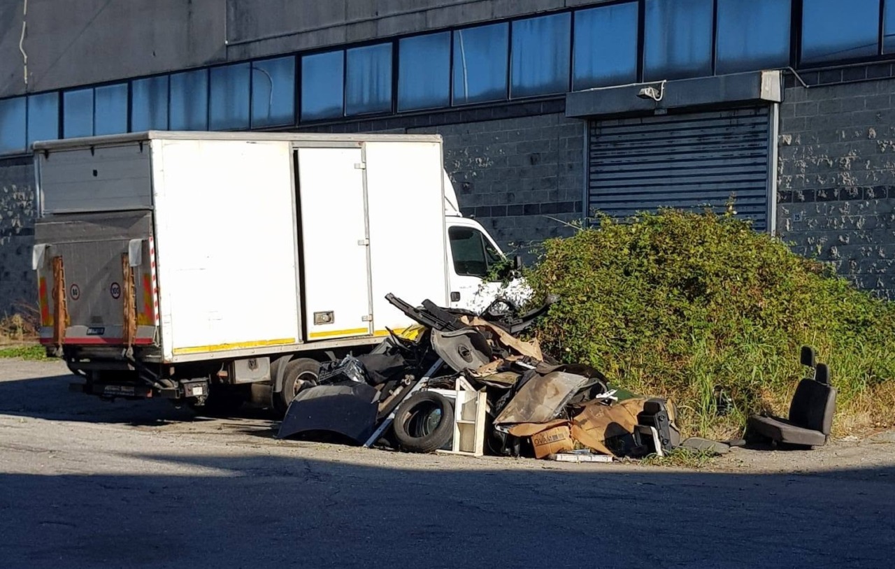 Era diventata una discarica a cielo aperto: dopo un lungo iter rimosso il furgone abbandonato da mesi
