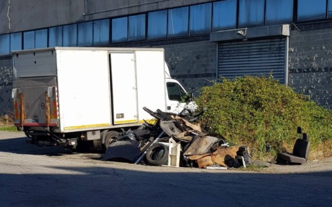 Era diventata una discarica a cielo aperto: dopo un lungo iter rimosso il furgone abbandonato da mesi