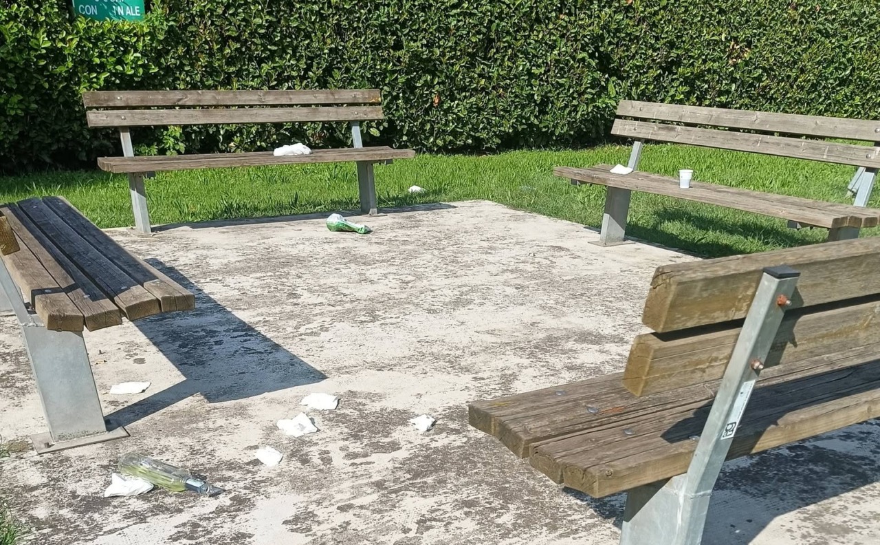 Il parco dell’Anello è sotto assedio tra vandalismi notturni e degrado