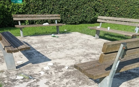 Il parco dell’Anello è sotto assedio tra vandalismi notturni e degrado