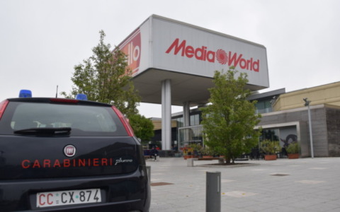 Cerca di rubare una bici al centro commerciale, fermato da un Carabiniere fuori servizio