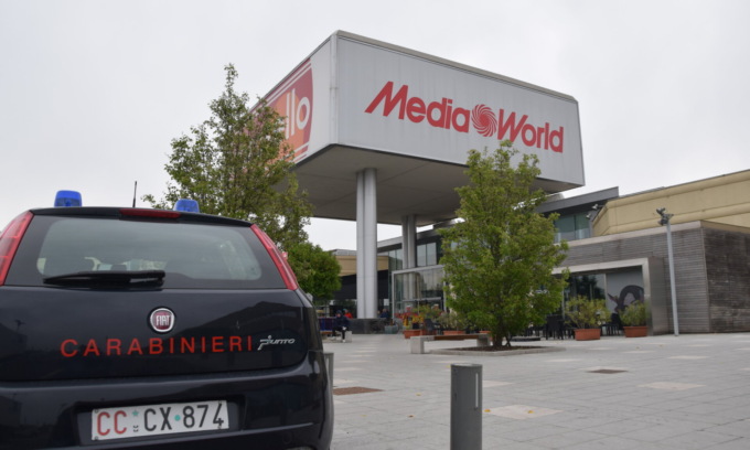 Cerca di rubare una bici al centro commerciale, fermato da un Carabiniere fuori servizio