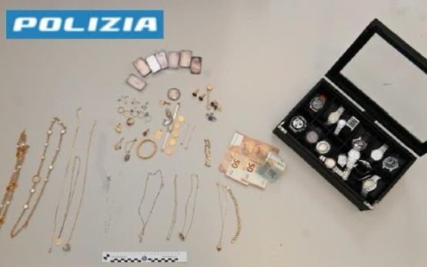 Truffa un’anziana davanti ai poliziotti: recuperata e restituita refurtiva per 30mila euro