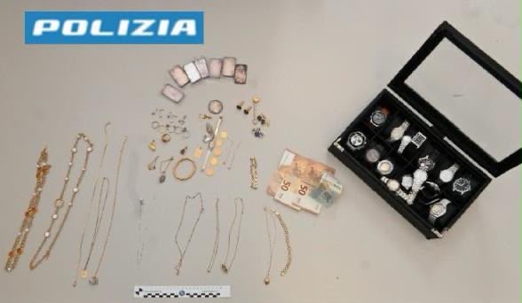 Truffa un’anziana davanti ai poliziotti: recuperata e restituita refurtiva per 30mila euro