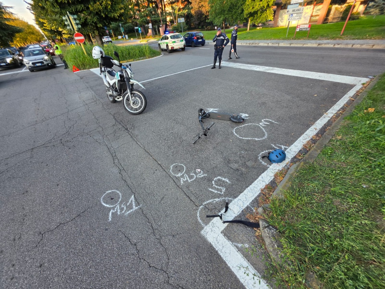 Nuovo incidente in via Fratelli Cervi: auto travolge un monopattino