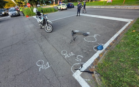Nuovo incidente in via Fratelli Cervi: auto travolge un monopattino