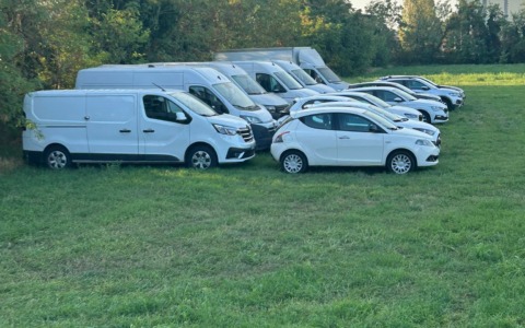 Il verde a Novegro finisce sotto le ruote: le auto e i furgoni invadono l’area protetta
