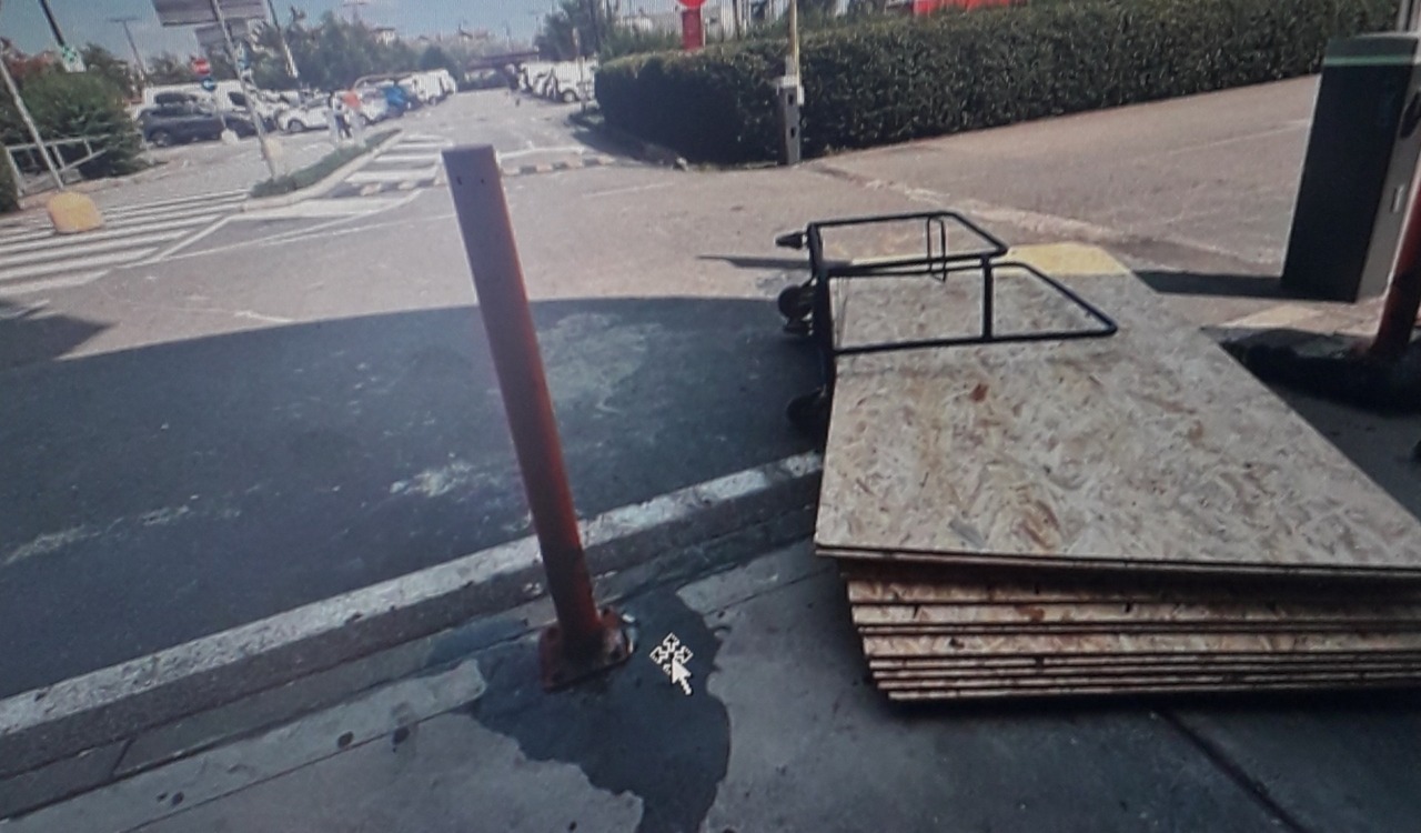 Infortunio sul lavoro: si ribalta il carrello con il materiale