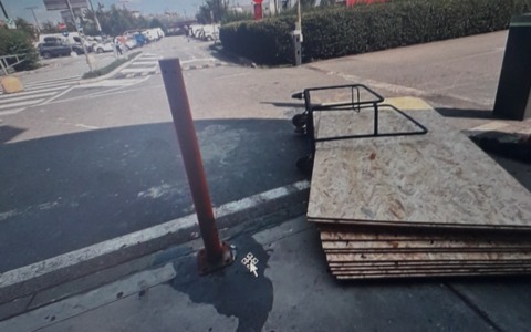Infortunio sul lavoro: si ribalta il carrello con il materiale