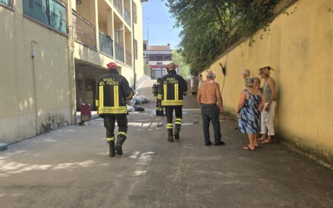 Bidoni condominiali per i rifiuti dati alle fiamme: un altro caso