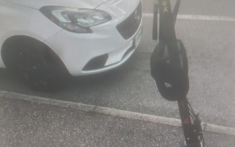 Urtati da un’auto pirata: nei guai i due uomini sul monopattino irregolare