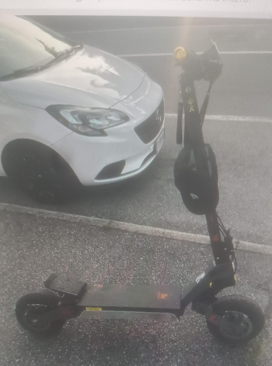 Urtati da un’auto pirata: nei guai i due uomini sul monopattino irregolare