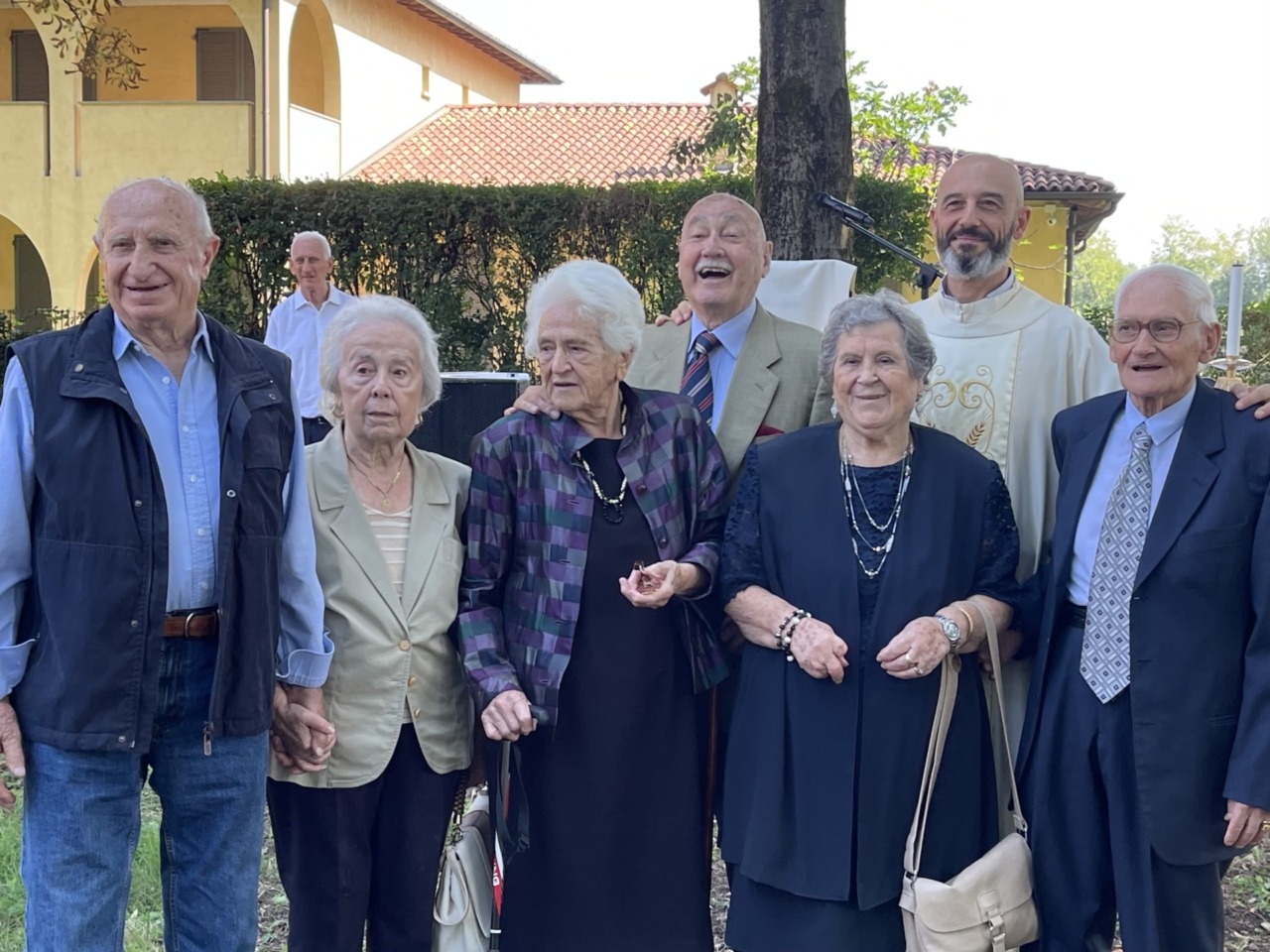 Tra ricordi, promesse e mani ancora unite: a Cernusco sul Naviglio 59 coppie celebrano il loro “sì”