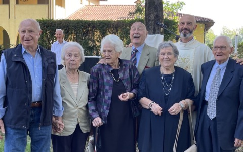 Tra ricordi, promesse e mani ancora unite: a Cernusco sul Naviglio 59 coppie celebrano il loro “sì”
