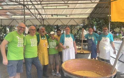 Gorgonzola da record: oltre 100mila visitatori invadono il centro per il gran finale della Sagra Dop