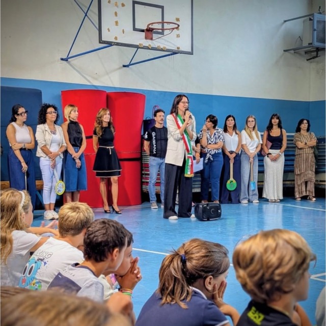 Prima campanella alla Manzoni gli alunni entrano nella scuola rinnovata