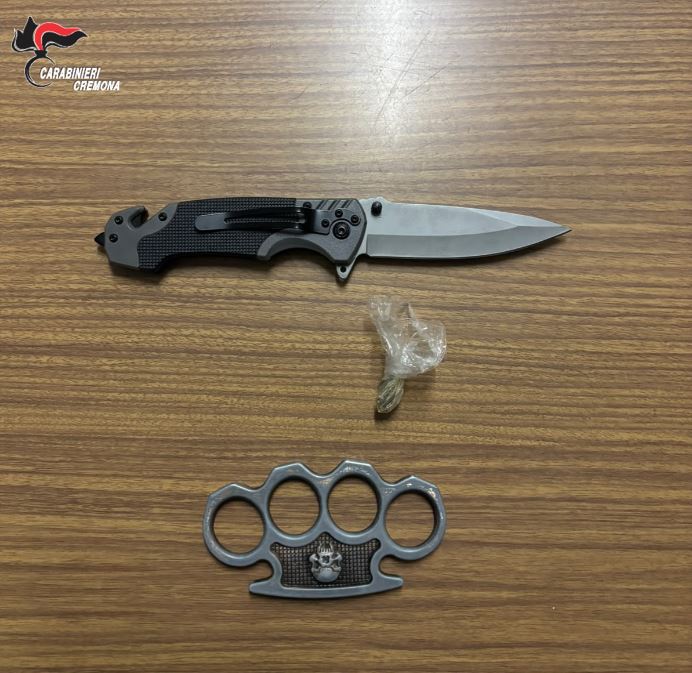 Fermati sulla Provinciale, in tasca coltello e tirapugni: denunciati due giovani