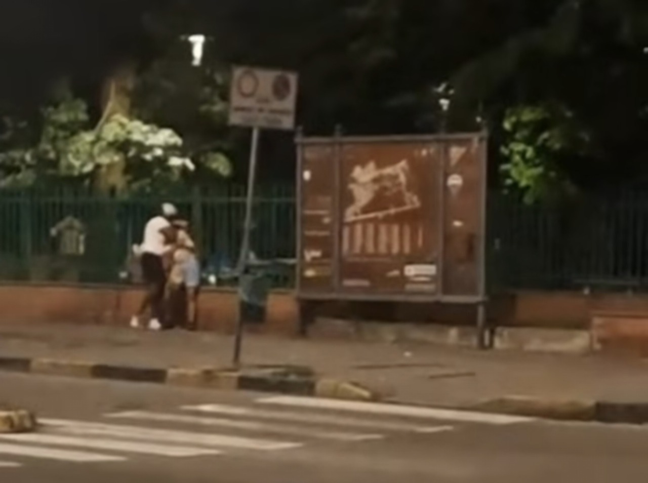 Risse notturne e corse di auto: i residenti del quartiere sono esasperati