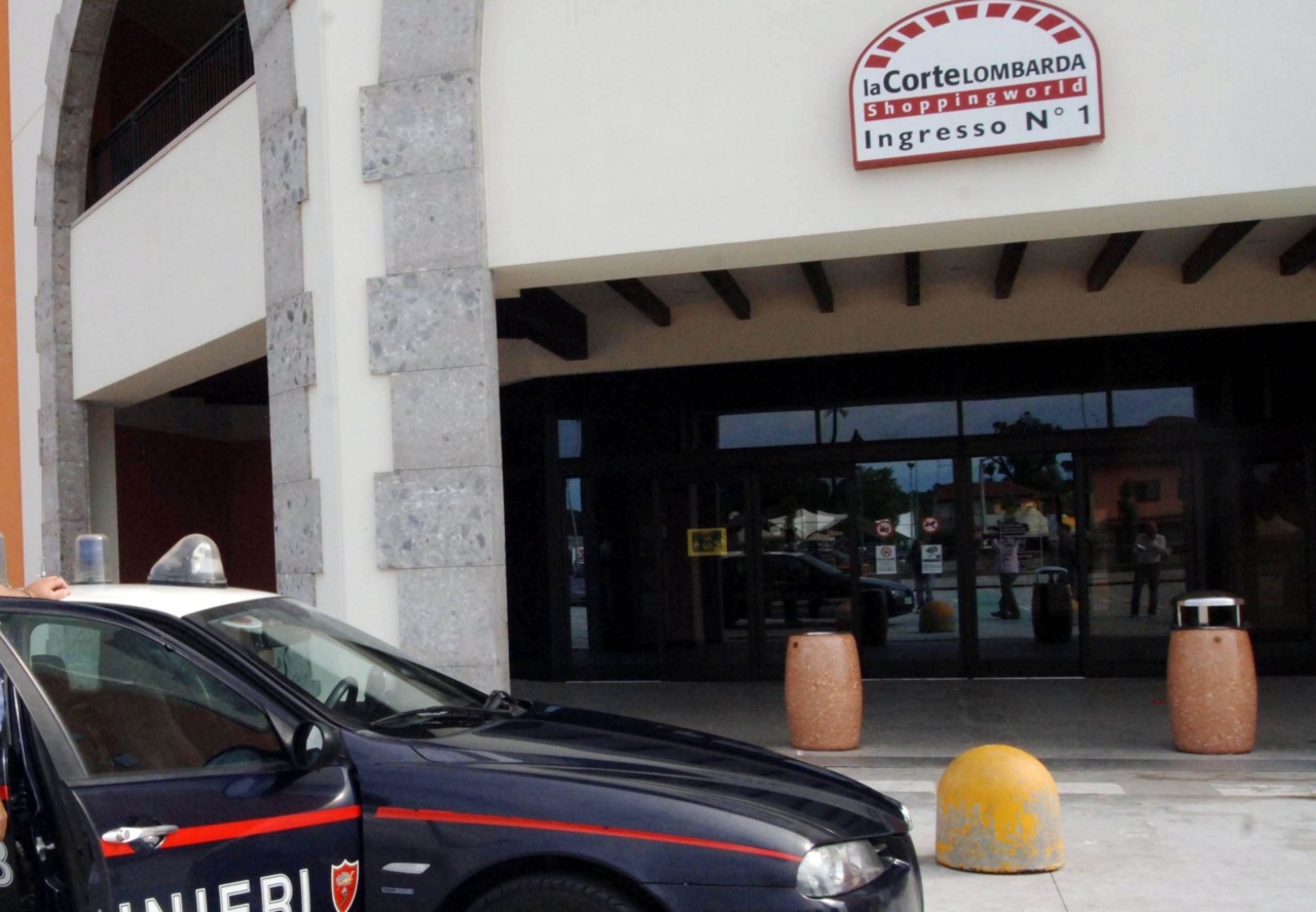 Rapina in pieno giorno alla gioielleria del centro commerciale: vetrina sfondata con un martello