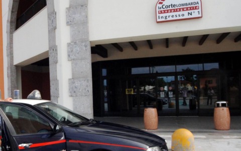 Rapina in pieno giorno alla gioielleria del centro commerciale: vetrina sfondata con un martello