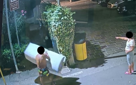 Abbandonano materasso davanti alla chiesa: inchiodati dalle telecamere