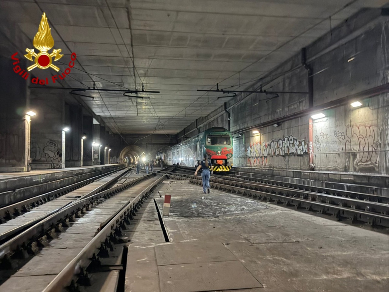 Guasto sulla linea ferroviaria, quattrocento passeggeri bloccati sul treno in galleria