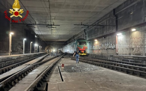 Guasto sulla linea ferroviaria, quattrocento passeggeri bloccati sul treno in galleria