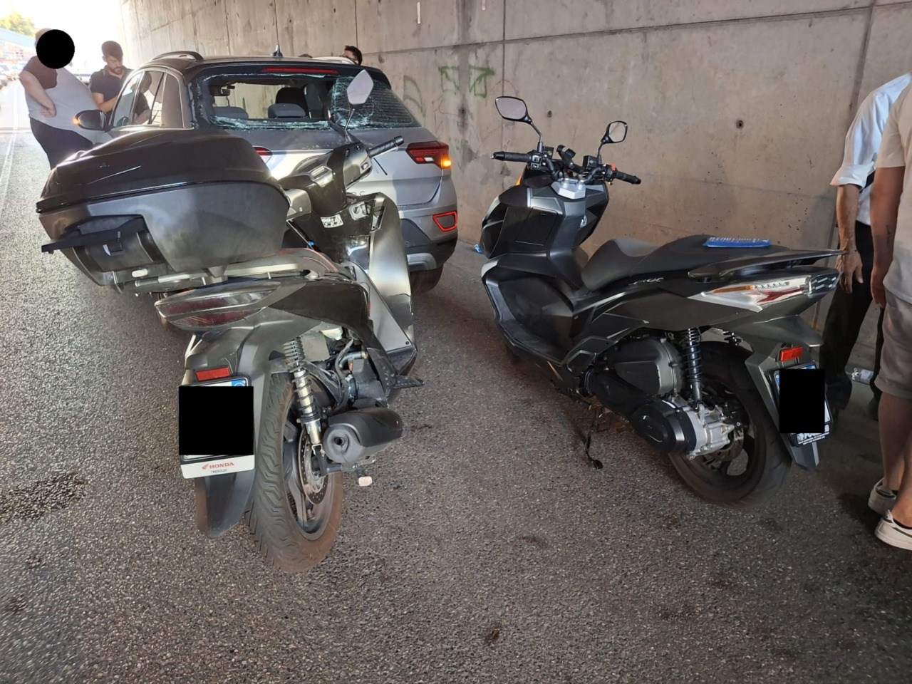 Schianto tra due moto e un’auto nel sottopassaggio: ambulanze, automedica e traffico in tilt