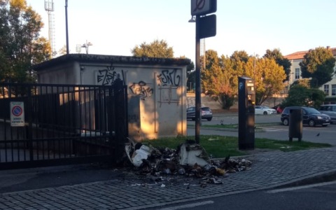 Incendiato un bidone per la raccolta della carta esposto nel centro storico