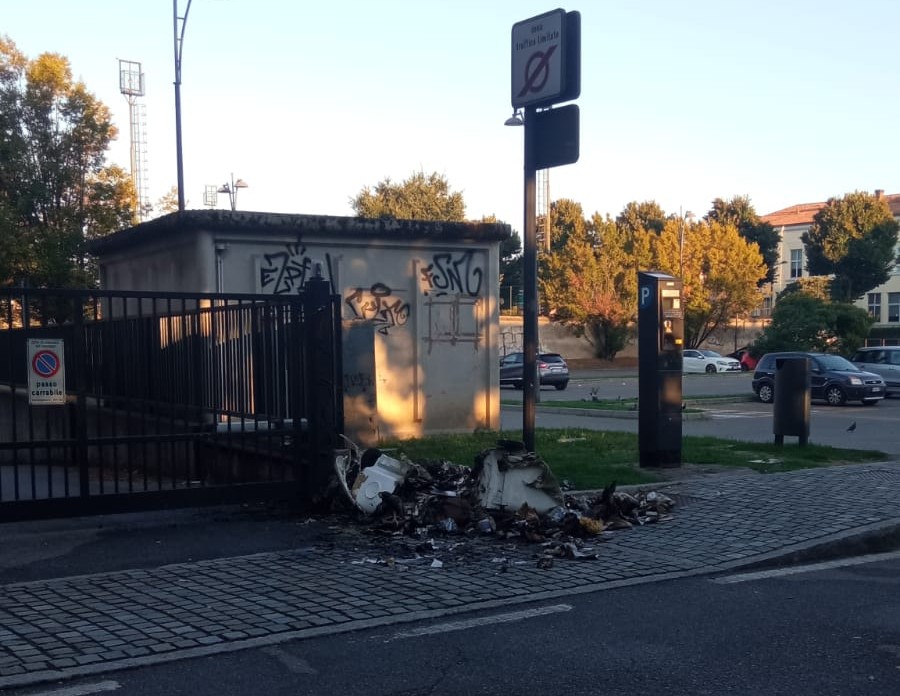 Incendiato un bidone per la raccolta della carta esposto nel centro storico