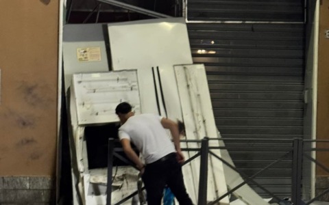 Doppia esplosione nel cuore della notte: colpo alla banca in centro paese