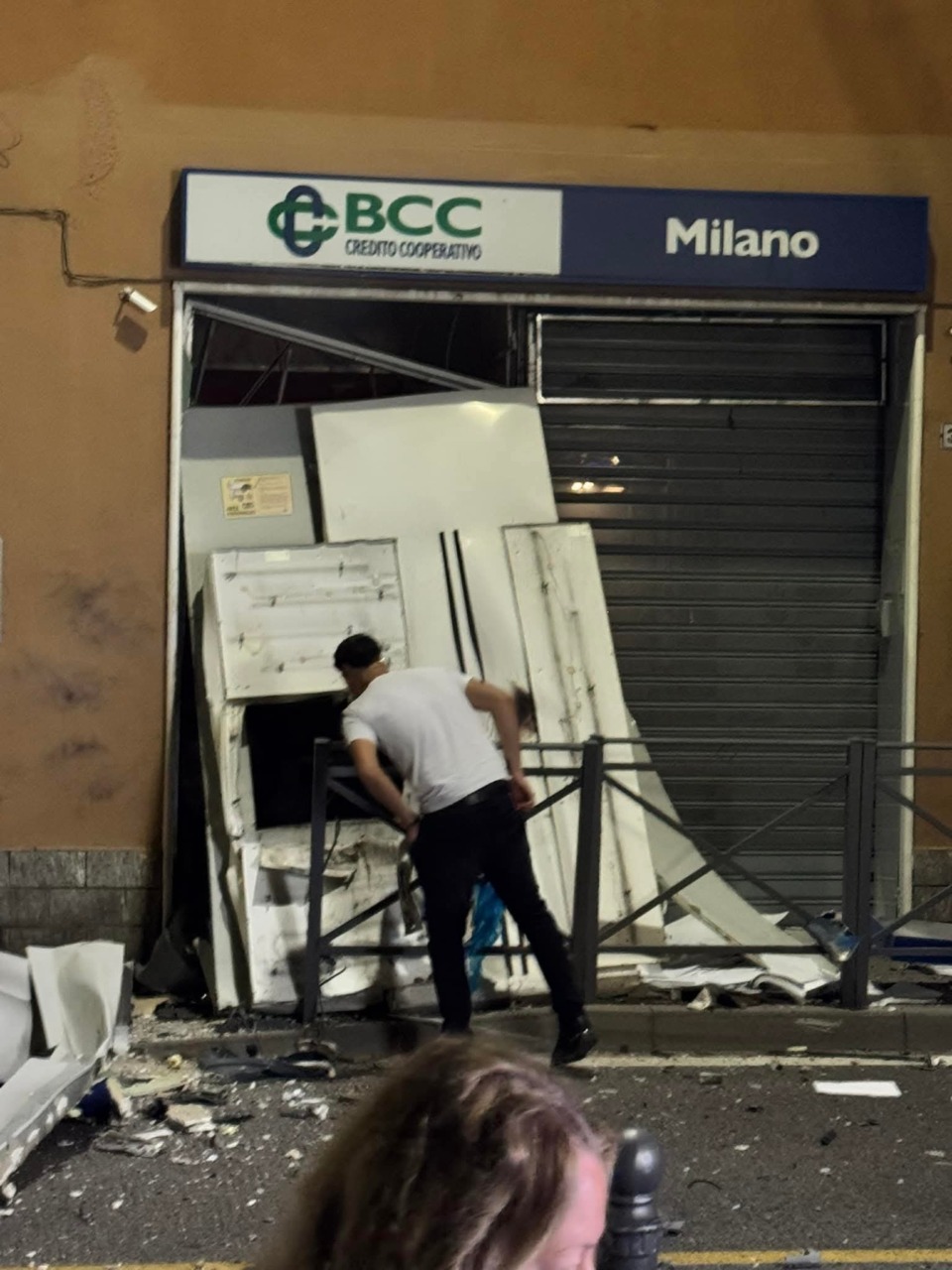 Doppia esplosione nel cuore della notte: colpo alla banca in centro paese