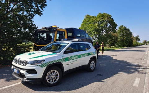 Senza targhe abbandonato in strada, rimosso l’ennesimo veicolo