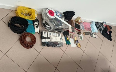 Venditore abusivo intercettato dalla Polizia Locale: sanzione e merce sequestrata