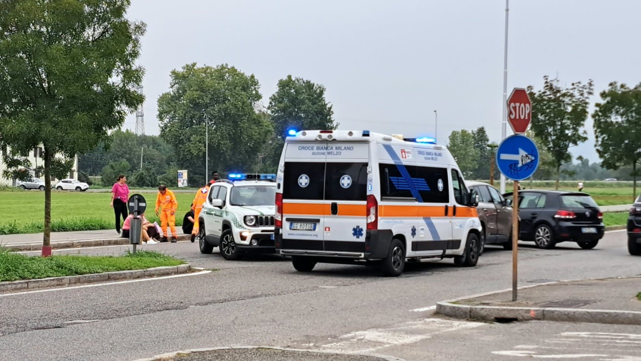 Impatto frontale all’incrocio, intervengono Polizia Locale e ambulanza