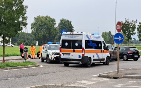 Impatto frontale all’incrocio, intervengono Polizia Locale e ambulanza