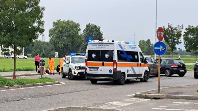 Impatto frontale all’incrocio, intervengono Polizia Locale e ambulanza