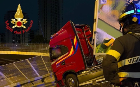 Tir sfonda il guardrail alla rotatoria  e resta sospeso nel vuoto sopra la A4