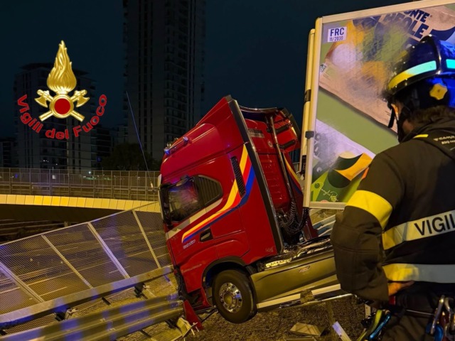 Tir sfonda il guardrail alla rotatoria  e resta sospeso nel vuoto sopra la A4