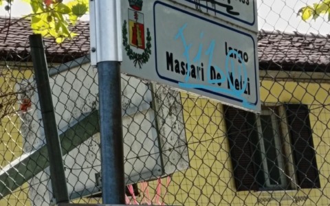 Imbrattavano la segnaletica con la vernice, la Polizia locale li costringe a ripulire