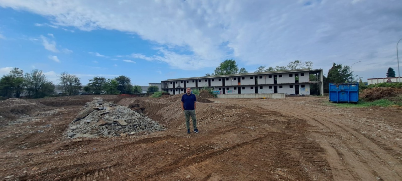 Hotel costruito e mai completato: dopo 20 anni di stallo anche la seconda palazzina sarà demolita