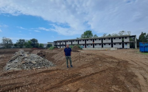 Hotel costruito e mai completato: dopo 20 anni di stallo anche la seconda palazzina sarà demolita