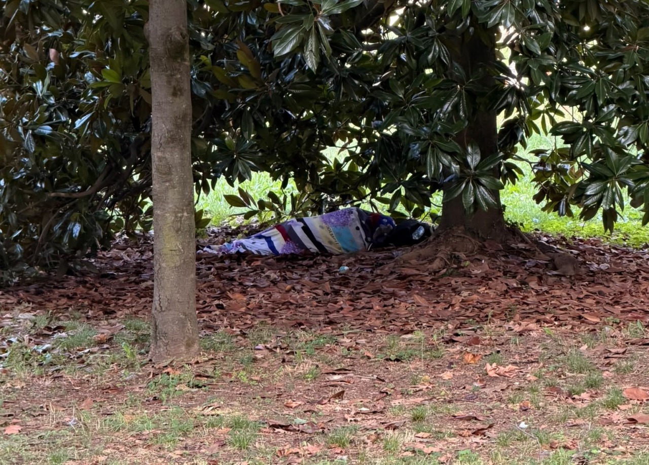 Villa Alari, torna un senzatetto nel parco e i residenti ricominciano a protestare