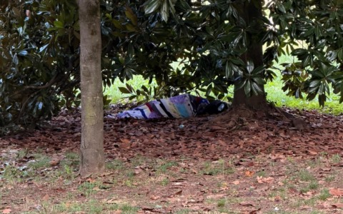 Villa Alari, torna un senzatetto nel parco e i residenti ricominciano a protestare