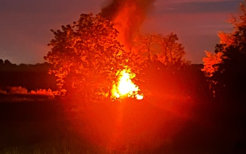 Auto in fiamme mentre è in marcia: il conducente riesce ad accostare e a mettersi in salvo