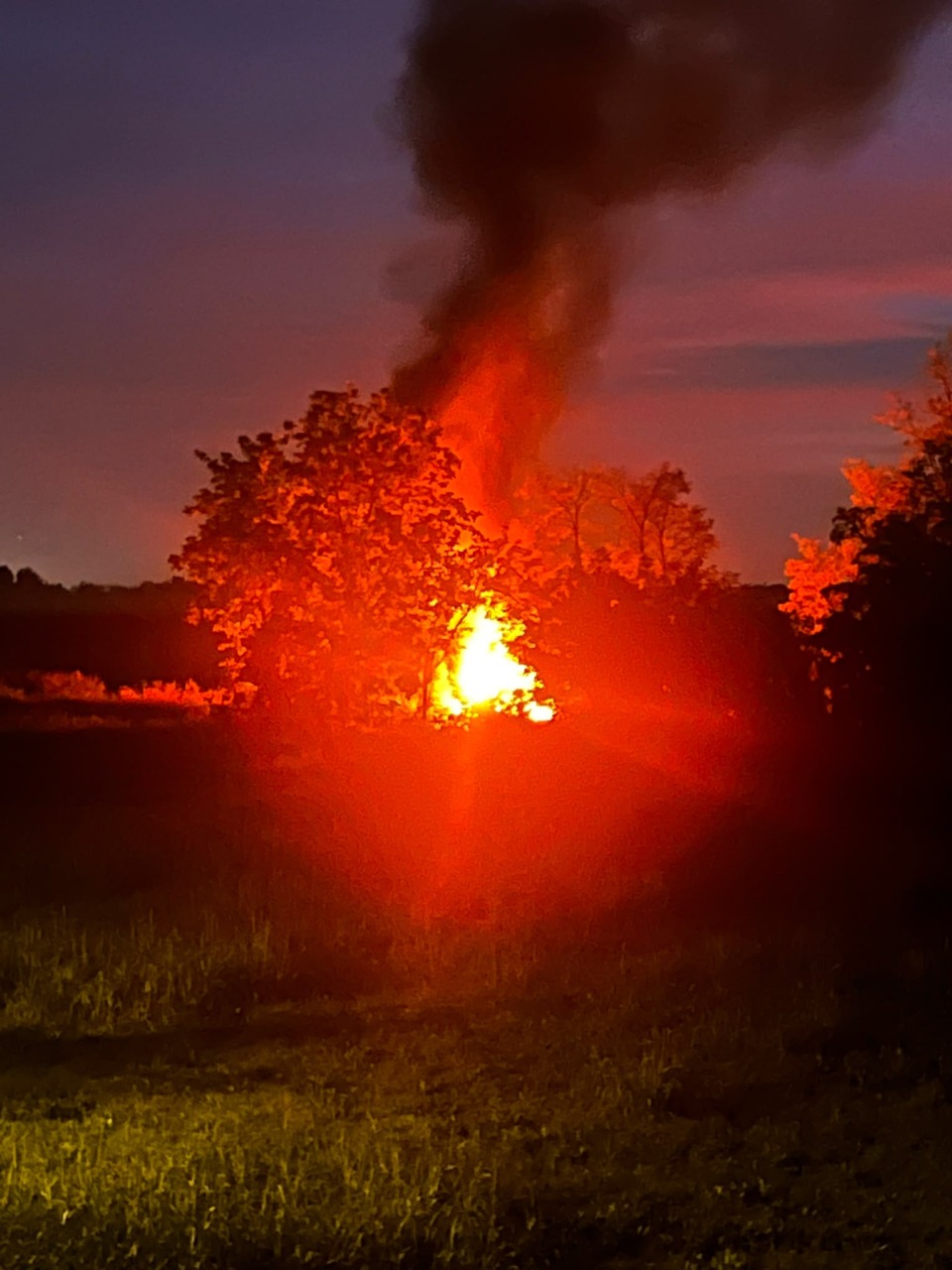Auto in fiamme mentre è in marcia: il conducente riesce ad accostare e a mettersi in salvo