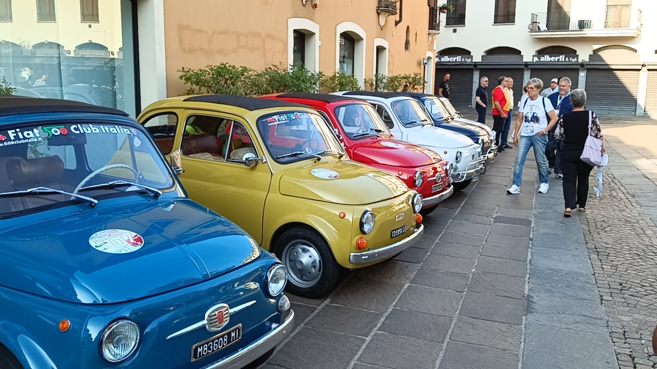 Un’invasione in città di vecchie e colorate Fiat 500