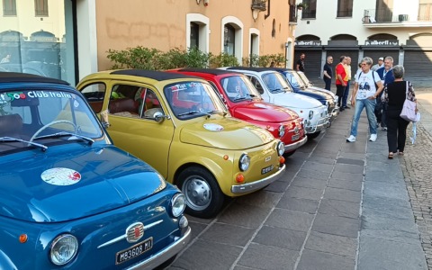 Un’invasione in città di vecchie e colorate Fiat 500