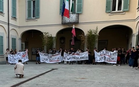 “Quelli del Dopo” non ci stanno: protesta sotto il Municipio per la gestione del Dopolavoro