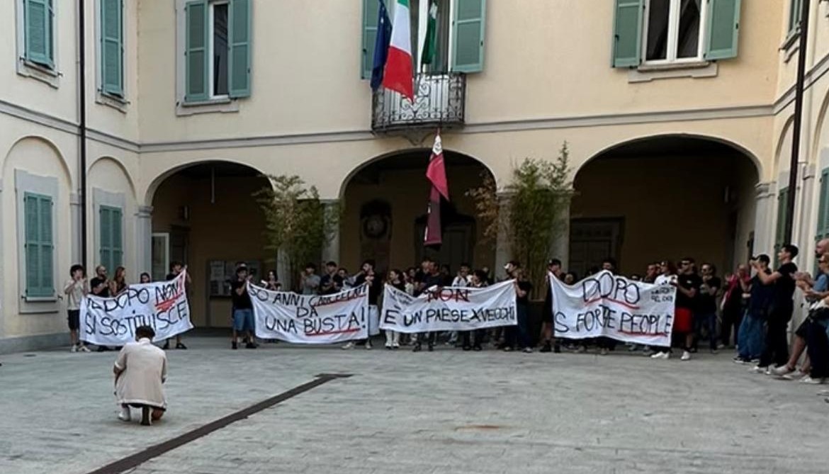 “Quelli del Dopo” non ci stanno: protesta sotto il Municipio per la gestione del Dopolavoro